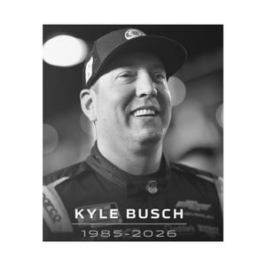 Peut inclure: Portrait en noir et blanc de Kyle Busch, souriant et portant une casquette et une tenue de course. Le texte "KYLE BUSCH" et les années "1985-2026" sont inclus.