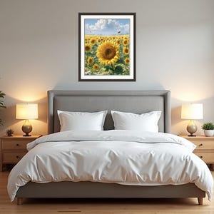 Pu&ograve; includere: Una stampa incorniciata di un campo di girasoli &egrave; appesa sopra un letto con biancheria da letto bianca. L'opera d'arte presenta un vibrante campo di girasoli gialli sotto un cielo blu con soffici nuvole bianche. La stanza &egrave; decorata con lampade e una pianta in vaso.