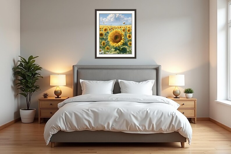Pu&ograve; includere: Una stampa incorniciata di un campo di girasoli &egrave; appesa sopra un letto con biancheria da letto bianca. L'opera d'arte presenta un vibrante campo di girasoli gialli sotto un cielo blu con soffici nuvole bianche. La stanza &egrave; decorata con lampade e una pianta in vaso.