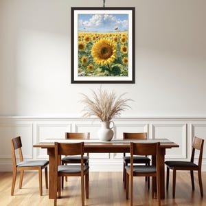 Pu&ograve; includere: Una stampa incorniciata di un campo di girasoli sotto un cielo blu con nuvole bianche. L'opera d'arte &egrave; appesa sopra un tavolo da pranzo in legno e sedie. Un vaso di fiori secchi &egrave; sul tavolo.