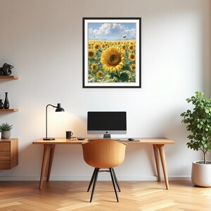Pu&ograve; includere: Una stampa incorniciata di un campo di girasoli &egrave; appesa a una parete bianca sopra una scrivania in legno. La scrivania ha un monitor per computer, una lampada da scrivania nera e una sedia marrone. Una pianta in vaso si trova a destra della scrivania. Mensole in legno e un mobile in legno sono a sinistra.