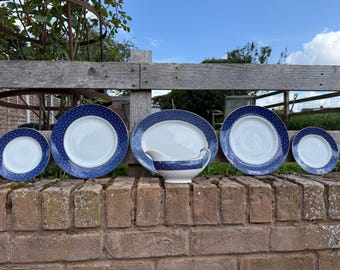 Juego de vajilla vintage para parejas Ridgway “Conway” en azul y blanco.