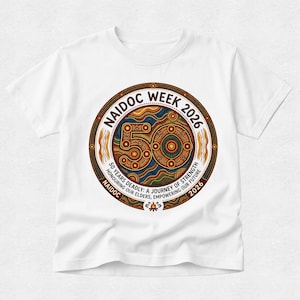 Puede incluir: Camiseta blanca con un diseño circular para la Semana NAIDOC 2026. El diseño incluye el número "50" en un patrón colorido y punteado, rodeado de texto que dice "Honrando a nuestros ancianos, empoderando nuestro futuro".