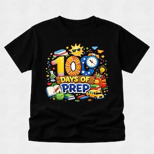 Może przedstawiać: Czarny t-shirt z krótkim rękawem z kolorową grafiką i napisem 100 DAYS OF PREP. Wzór zawiera słońce w okularach przeciwsłonecznych, zegar, autobus szkolny, plecak, książki, jabłko oraz różne przybory szkolne w jaskrawych kolorach.