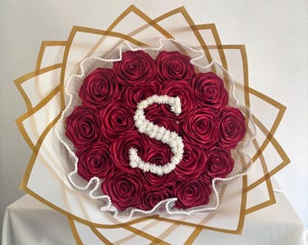 Bouquet di fiori di raso: l'iniziale.