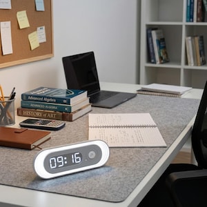 Reloj de pared con sensor de movimiento, luz nocturna, recargable por USB, pantalla giratoria y soporte magnético.