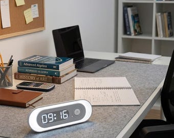 Reloj de pared con sensor de movimiento, luz nocturna, recargable por USB, pantalla giratoria y soporte magnético.