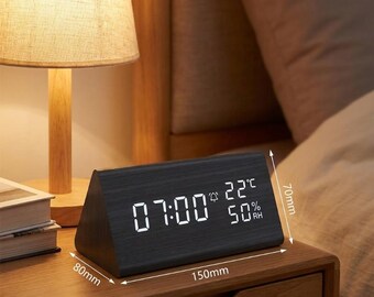 Reloj despertador digital LED con diseño inspirado en la madera, indicador de temperatura y control por voz para mesita de noche.