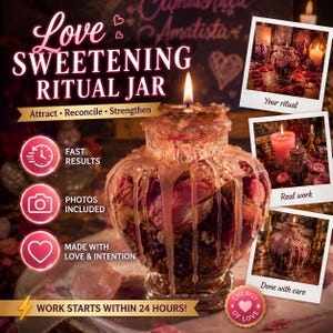 Puede incluir: Un tarro de vidrio lleno de pétalos de rosas rosas y una vela encendida. El tarro está etiquetado como "Love Sweetening Ritual Jar" con el texto "Atraer, Reconciliar, Fortalecer". El texto adicional incluye "Resultados rápidos", "Fotos incluidas" y "Hecho con amor e intención".