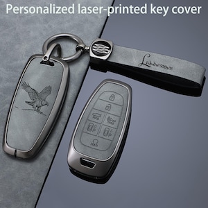 Peut inclure: Un ensemble de coques de clé gris avec un aigle gravé au laser sur le boîtier principal et le mot Luminescence sur la lanière. L'ensemble comprend un anneau métallique et une coque assortie avec six icônes de boutons pour le contrôle du véhicule.