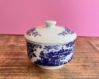 Vintage Zuckerdose „English Scene“ – Ironstone Broadhurst England – blau weiß – Staffordshire