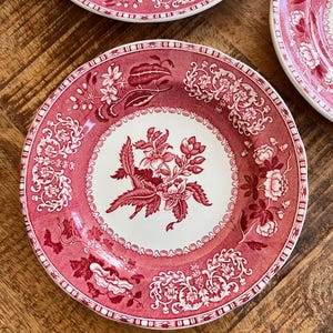 Könnte beinhalten: Ein Set aus drei Keramikbechern mit gesprenkelter, matter Oberfläche. Die Becher sind in den Farbtönen Creme, Hellgrau und Dunkelgrau gehalten. Jeder Becher hat ein schlichtes, minimalistisches Design und einen abgerundeten Griff.