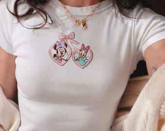 Uroczy, haftowany T-shirt dla niemowląt z Minnie Daisy, krótki top Disney Besties, koszulka z Myszką Minnie i Kaczką Daisy, wycieczka dla dziewczyn do Disneylandu, koszulka Disney Y2K