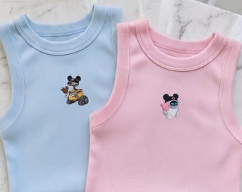 Wall E und Eve besticktes Tanktop, Disney Pixar Paar Shirt, passendes geripptes Tanktop, niedliches Roboter Baby T-Shirt, Disney Urlaub Top