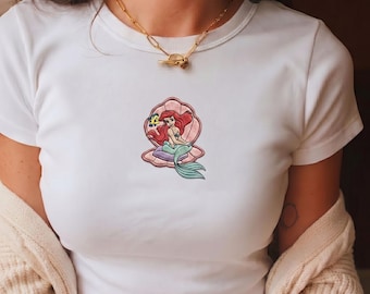 Besticktes Ariel Baby T-Shirt, kleine Meerjungfrau geripptes Crop Top, Disney Prinzessin Shirt, Coquette Ariel T-Shirt, Disneyland Urlaub Outfit