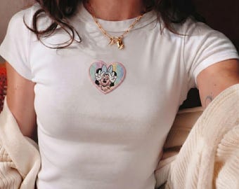 ミッキー＆ミニー刺繍入りベビーTシャツ、ミニマルなディズニーマウスクロップトップ、キュートなリブ編みY2K Tシャツ、WDWバケーション衣装、ガーリーなマジックキングダムシャツ