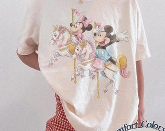 かわいいミッキー＆ミニーのメリーゴーランドTシャツ、水彩画風ユニコーンディズニーTシャツ、ディズニーマジカルメリーゴーランドTシャツ、ディズニーランドファミリー2026お揃い旅行Tシャツ