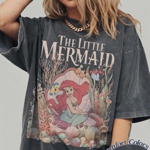 Maglietta vintage della Sirenetta Comfort Colors, maglietta della principessa Disney Ariel, maglietta di Ariel e Flounder, maglietta per viaggio di compleanno tra ragazze, magliette Disney per la famiglia immagine 2