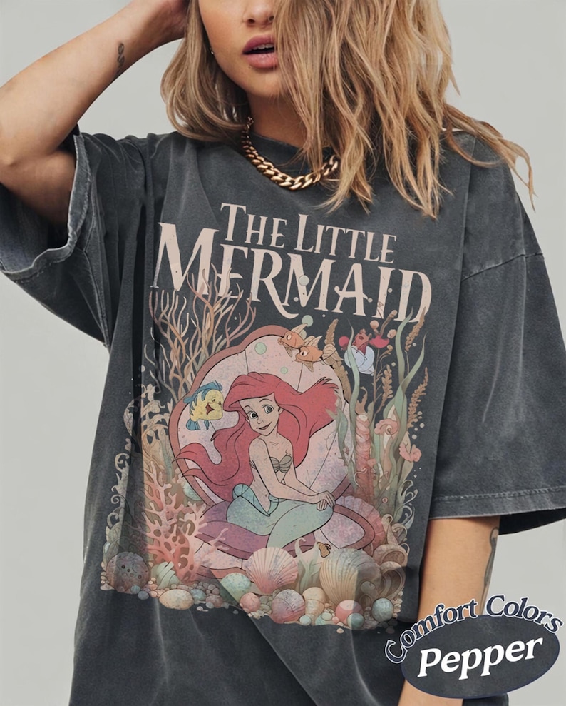 Maglietta vintage della Sirenetta Comfort Colors, maglietta della principessa Disney Ariel, maglietta di Ariel e Flounder, maglietta per viaggio di compleanno tra ragazze, magliette Disney per la famiglia immagine 2