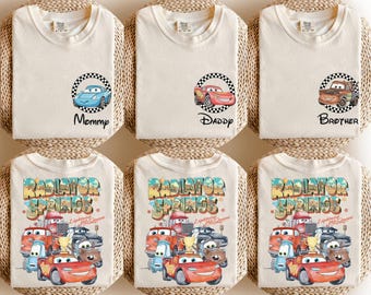 カスタムネーム入りディズニー・カーズTシャツ、カスタムカーズファミリーTシャツ、ラジエータースプリングスTシャツ、ディズニーファミリーTシャツ、ディズニーランドTシャツ、ライトニング・マックィーンTシャツ