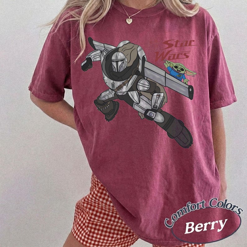 Pu&ograve; includere: T-shirt color bacca con grafica di The Mandalorian e Grogu di Star Wars. Il design include il testo "Star Wars" e "Comfort Colors Berry". La maglietta ha maniche corte e una vestibilit&agrave; rilassata.