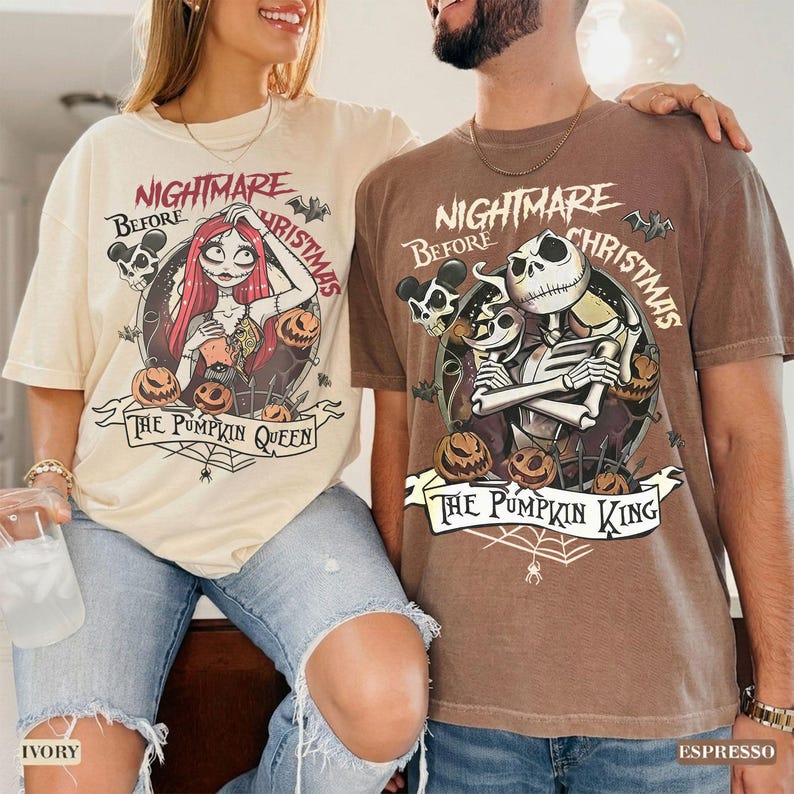 Peut inclure: Un t-shirt ivoire avec un motif de Sally et le texte Nightmare Before Christmas The Pumpkin Queen et un t-shirt marron avec un motif de Jack Skellington et le texte Nightmare Before Christmas The Pumpkin King.