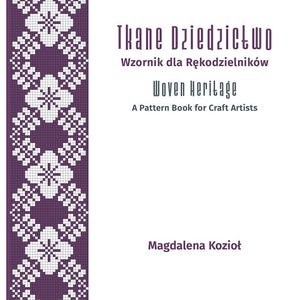 Op de afbeelding: Een boekomslag met de titel Tkane Dziedzictwo Wzornik dla Rękodzielników en Woven Heritage A Pattern Book for Craft Artists door Magdalena Kozioł. De linkerkant toont een verticaal paars en wit geometrisch bloemmotief op een witte achtergrond.