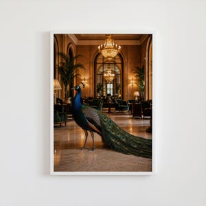Peut inclure: Impression encadrée d'un paon aux plumes bleues, vertes et brunes. Le paon se tient dans une pièce luxueuse avec un lustre, des palmiers et un décor orné. L'ambiance de la pièce est chaleureuse et accueillante.