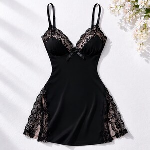 Camisón de verano con encaje y patchwork para mujer, vestido de dormir con abertura lateral y volantes en el bajo.