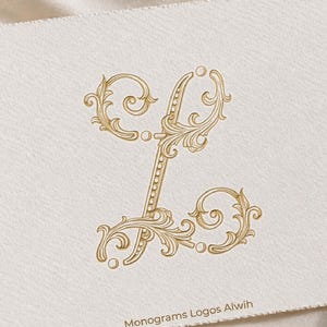 Può includere: Un monogramma dorato e ornato della lettera "L" su una carta strutturata bianco sporco. La lettera presenta elaborati riccioli e fioriture. Il testo "Monograms Logos Alwih" è stampato in basso sulla carta.