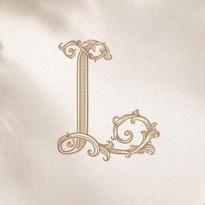 Può includere: Un grafico digitale che presenta la lettera L in un carattere serif decorativo e ornato con dettagli a volute complessi. La lettera è resa in una tonalità oro metallizzato su uno sfondo di carta bianca testurizzata, accompagnata dal testo MONOGRAM.