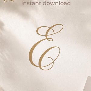Könnte beinhalten: Ein goldfarbenes Monogramm "E" auf cremefarbenem Papier, mit den Worten "MONOGRAMM" und "Instant download". Das Bild ist mit einem goldenen Wachssiegel, einem Band und einem Stift verziert. Das Gesamtbild ist elegant und raffiniert.