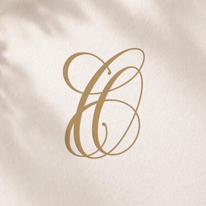 Könnte beinhalten: Eine quadratische weiße Karte mit einem goldenen kalligrafischen Monogramm des Buchstabens C in der Mitte. Das Wort MONOGRAM ist oben in kleinen goldenen Buchstaben gedruckt, und Monograms Logos Alwih steht unten in kleinen goldenen Buchstaben.