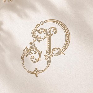 Può includere: Un cartoncino rettangolare bianco con al centro un monogramma dorato della lettera P ornata. Il testo MONOGRAM appare in alto e Monograms Logos Alwih è stampato in basso. Il cartoncino è decorato con piccoli fiori bianchi e una penna.