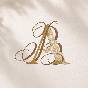 Op de afbeelding: Een witte rechthoekige kaart met een goudkleurig monogram van de in elkaar verstrengelde letters A en B. De letter B is versierd met een gedetailleerd bloemrijk lijnpatroon. De tekst MONOGRAM staat bovenaan en Monograms Logos Alwih onderaan.