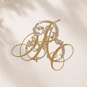 Puede incluir: Una tarjeta rectangular blanca con un monograma dorado ornamentado de las letras A y C en estilo caligráfico. El texto MONOGRAM está impreso en la parte superior y Monograms Logos Alwih en la parte inferior.