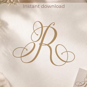 Könnte beinhalten: Ein goldfarbenes Monogramm des Buchstabens "R" in einem fließenden Schriftzug-Design, dargestellt auf cremefarbenem Papier. Das Bild enthält den Text "MONOGRAMM" und "Sofort-Download". Ein goldener Stift, ein Wachssiegel und florale Akzente vervollständigen die elegante Komposition.