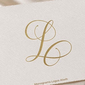 Könnte beinhalten: Eine cremefarbene Karte zeigt ein goldfarbenes, elegantes Schriftzug-Monogramm "L". Der Buchstabe ist mit fließenden Kurven gestaltet. Der Text "Monograms Logos Alwih" ist in kleiner Schrift am unteren Rand der Karte gedruckt.