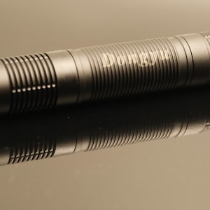 Linterna recargable superbrillante personalizada única de 5000 a 12000 lúmenes, 21700 lúmenes, tipo C, 5000 mAh, regalo para padrinos de boda, para alguien que le teme a la oscuridad.