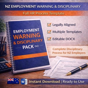 Könnte beinhalten: Ein spiralgebundenes Notizbuch mit dem Titel "EMPLOYMENT WARNING & DISCIPLINARY PACK (NZ)" mit marineblauem Einband und orangefarbenem Streifen. Der Text enthält "Legally Aligned", "Multiple Templates" und "Editable DOCX". Das Bild zeigt auch einen Stift, einen Taschenrechner und Dokumente.
