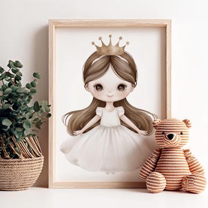Può includere: Una stampa incorniciata di una principessa dei cartoni animati con lunghi capelli castani e una corona d'oro. La principessa indossa un vestito bianco. Un orsacchiotto a strisce marroni e bianche è accanto alla cornice e una pianta in vaso è a sinistra.