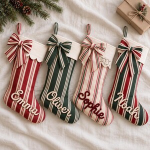 Personalisierter Weihnachtsstrumpf mit Schleife, erhabenem Garnnamen und sechs festlichen Streifenmustern
