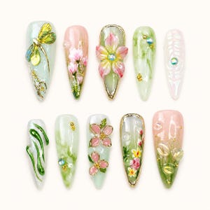 Press On Nails Libelle mit rosa Blume | 3D Natur Gefälschte Nägel in Lange Mandel | Handgemachte Frühlings Nail Art für Urlaub, Geburtstag | N55