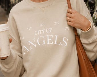 Stadt der Engel Engel Zahlen Rundhals-Sweatshirt | Collegiate Preppy Back-to-School Trendy Minimalistic Style Herbst Lehrer Outfit Vintage