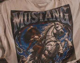 Pinup-Mustang Auto Vintage Poster Rock Tee | Grunge Trendy Streetwear Retro Print Schwergewicht Baggy Loose Fit Geschenk für Cars Racing Fan