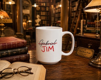 Gutes Omen ""Jim" Erzengel Gabriel Engel Lustig Keramik 15oz. Tasse | Küche Wohnkultur gemütliche Buchecke Fandom Merch Trendy Kaffee Tee Kakao