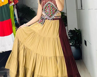 Lehenga Choli em dois tons de marrom e bege, em rayon e algodão, com bordado Gamthi.