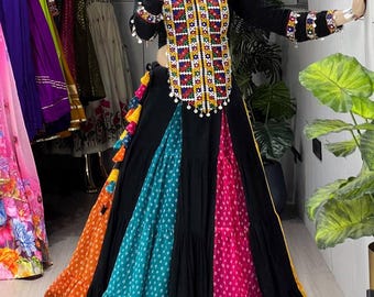 Saia Lehenga branca pronta para usar, modelo 6, corte evasê simples com borda triangular Kali.