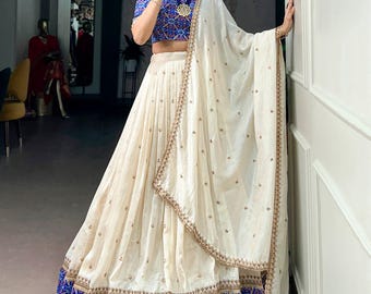 Lehenga Choli em seda Vichitra branco marfim com blusa azul estampada em Patola.