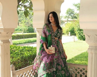 Conjunto Lehenga Choli em seda Teby verde esmeralda com estampa floral e bordado de lantejoulas espelhadas.